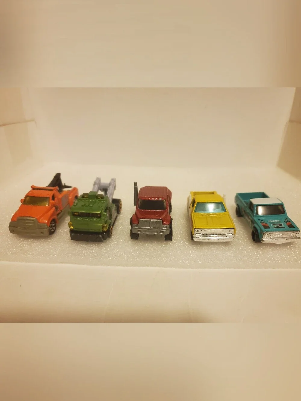 5 Diecast Vehicles 2 Tow Trucks Flatbed & 2 Pickup Trucks Matchbox Hot Wheels